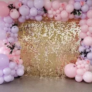 Золотая фотозона с пайетками и розово-сиреневыми шарами