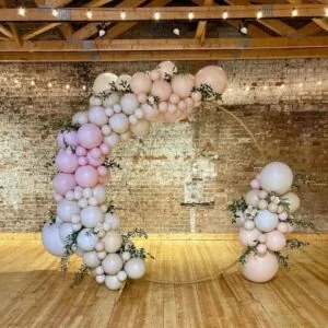 Золотая арка с персиково-розовыми шарами
